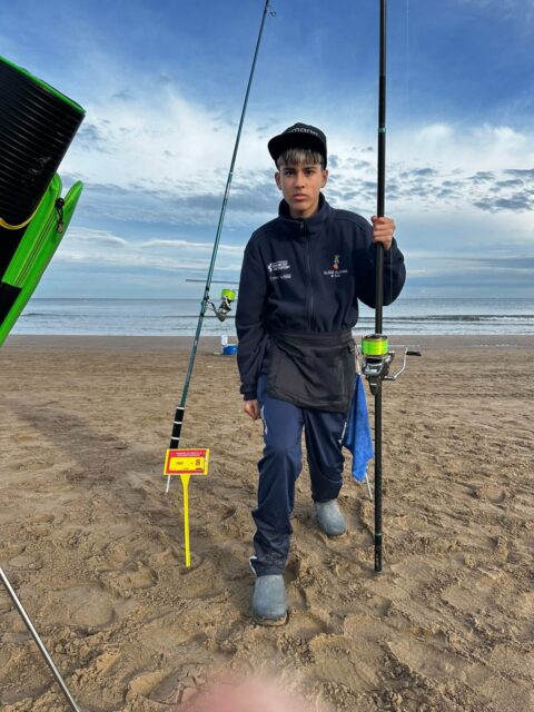 🔝 ¡Orgullo calpino en la pesca deportiva! 🎣

👏 Aarón Daniel Pérez Claudio se ha clasificado para el Campeonato de España de Mar Costa, que se celebrará el próximo mes de mayo en la manga del Mar Menor.

🏆 Un logro muy especial, ya que es la tercera vez que Aarón consigue clasificarse para un Campeonato de España, reflejo de su constancia, esfuerzo y gran nivel competitivo.

💪 Enhorabuena a Aarón, a su familia y a su club por seguir sumando éxitos y experiencias al más alto nivel.

——
🔝 Orgull calpí en la pesca esportiva! 🎣

👏 Aarón Daniel Pérez Claudio ha aconseguit classificar-se per al Campionat d’Espanya de Mar Costa, que se celebrarà el pròxim mes de maig a la manga del Mar Menor.

🏆 Un èxit molt especial, ja que és la tercera vegada que Aarón aconsegueix la classificació per a un Campionat d’Espanya, demostrant constància, esforç i un gran nivell competitiu.

💪 Enhorabona a Aarón, a la seua família i al seu club per aquest nou pas en una trajectòria que continua creixent. Moltíssim d’orgull!