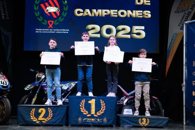 🏍️ Éxito en la Gala de Campeones de la Federación de Motociclismo de la Comunitat Valenciana
El pasado 24 de enero, en Albaida, se celebró la Gala de Campeones donde brillaron con luz propia Julia Smith Versluys y Tyler Smith Versluys.

🔹 Julia Smith Versluys (10 años)
Campeona Autonómica de Motocross Femenino 65cc,
Campeona Autonómica de PequeEnduro de la Comunitat Valenciana,
y Campeona Nacional del Interopen de PequeEnduro 2025. 💪🏆

🔹 Tyler Smith Versluys (9 años)
Campeón Autonómico de PequeEnduro 2025
y Campeón Nacional del Interopen de PequeEnduro. 🔥🏆

Un orgullo ver el talento y el futuro del motociclismo en manos de deportistas tan jóvenes. ¡Enhorabuena! 👏

—
🏍️ Èxit a la Gala de Campions de la Federación de Motociclismo de la Comunidad Valenciana
El passat 24 de gener, a Albaida, es va celebrar la Gala de Campions on van brillar amb llum pròpia Julia Smith Versluys i Tyler Smith Versluys.

🔹 Julia Smith Versluys (10 anys)
Campiona Autonòmica de Motocross Femení 65cc,
Campiona Autonòmica de PequeEnduro de la Comunitat Valenciana,
i Campiona Nacional de l’Interopen de PequeEnduro 2025. 💪🏆

🔹 Tyler Smith Versluys (9 anys)
Campió Autonòmic de PequeEnduro 2025
i Campió Nacional de l’Interopen de PequeEnduro. 🔥🏆

Orgull immens de veure créixer el motociclisme base amb referents tan joves i talentosos. Enhorabona als dos! 👏