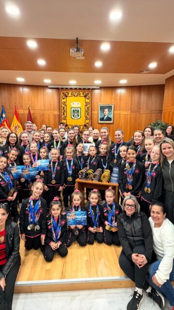 🥇 Esta vesprada, el regidor d’esports @ximo__perles, ha rebut a les gimnastes del Club de Gimnàstica Les Marines per felicitar-les per la magnífica temporada i els títols aconseguits.
Enhorabona i a seguir creixent! 🩷
____________
🥇 Esta tarde, el concejal de deportes @ximo__perles, ha recibido a las gimnastas del Club de Gimnasia Les Marines @cglesmarines para felicitarlas por la magnífica temporada y los títulos conseguidos.
¡Enhorabuena y a seguir creciendo! 🩷