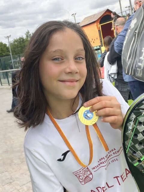 🎾 Alis Vargas Feijoo se ha proclamado campeona en el torneo provincial de pádel de Alicante, celebrado el 8 de marzo de 2026.

Una gran actuación que reconoce su esfuerzo, trabajo y talento dentro de la pista. ¡Enhorabuena por este magnífico resultado y por seguir llevando el deporte a un gran nivel!

——
🎾 Alis Vargas Feijoo s’ha proclamat campiona en el torneig provincial de pàdel d’Alacant, celebrat el 8 de març de 2026.

Una gran actuació que reconeix el seu esforç, treball i talent dins de la pista. Enhorabona per este magnífic resultat i per continuar portant l’esport a un gran nivell.