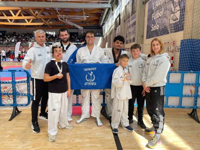 🥋🔥 Gran cap de setmana per al Club Taekwondo Athenea en el XXVI Open Internacional Ciutat de la Ceràmica a l'Alcora 💪

Tornen a casa amb 2 bronzes 🥉:
• BRIDGET E.S. (aleví femení)
• MATVII STAKHNIUK (aleví masculí)

I sobretot, amb grans sensacions de tot l'equip 🙌: FRAN, JOAN, UNAI, ABDERRAMAN i DANIIL ho van donar tot en el tatami 👊🔥

Nascuts per a lluitar ❤️

—
🥋🔥 Gran fin de semana para el Club Taekwondo Athenea en el XXVI Open Internacional Ciudad de la Cerámica en L’Alcora 💪

Vuelven a casa con 2 bronces 🥉:
• BRIDGET E.S. (alevín femenino)
• MATVII STAKHNIUK (alevín masculino)

Y sobre todo, con grandes sensaciones de todo el equipo 🙌: FRAN, JOAN, UNAI, ABDERRAMAN y DANIIL lo dieron todo en el tatami 👊🔥

Nacidos para luchar ❤️

#Taekwondo #Athenea #Calp #Equipo #Competicion