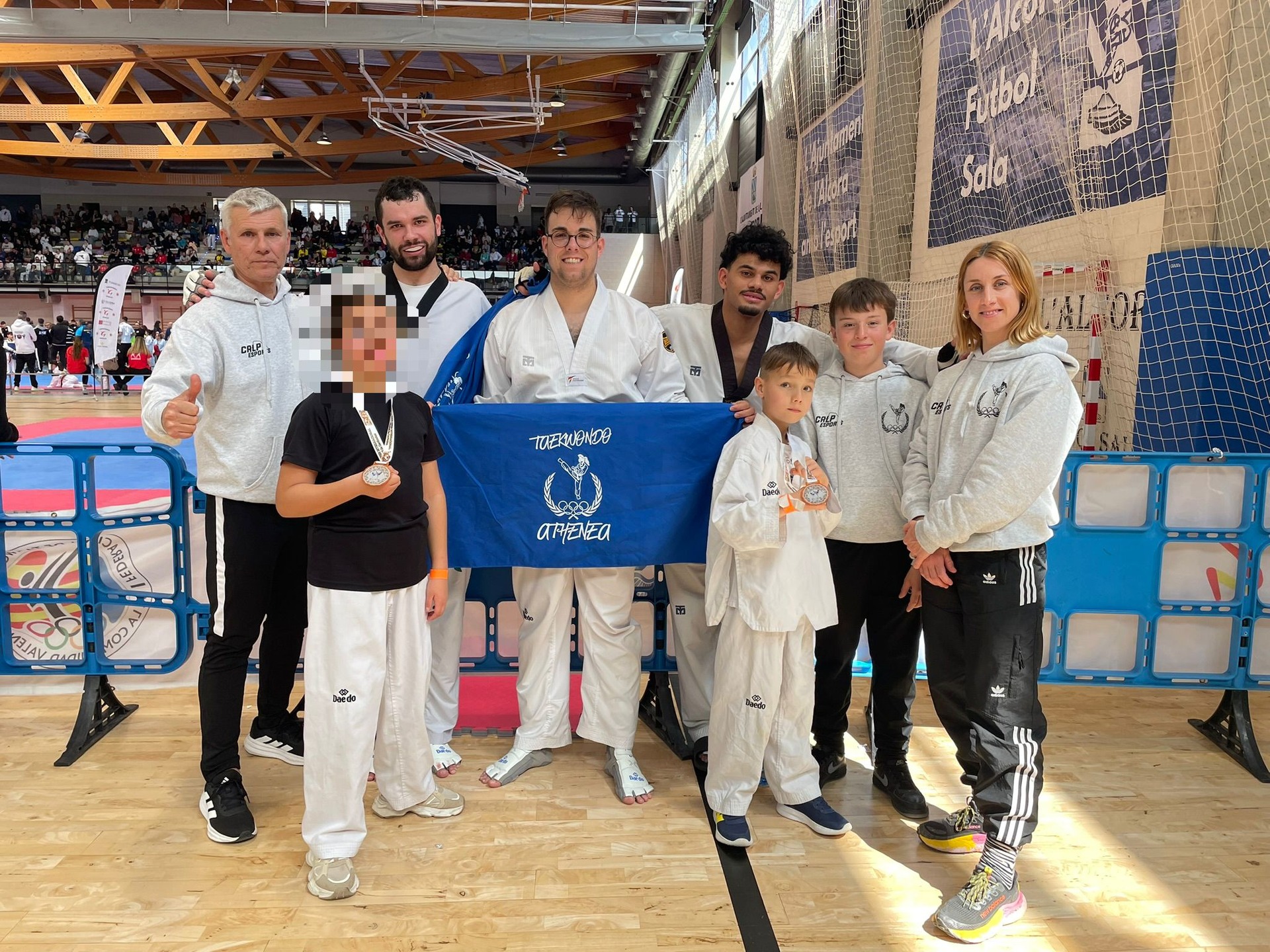 🥋🔥 Gran cap de setmana per al Club Taekwondo Athenea en el XXVI Open Internacional Ciutat de la Ceràmica a l'Alcora 💪

Tornen a casa amb 2 bronzes 🥉:
• BRIDGET E.S. (aleví femení)
• MATVII STAKHNIUK (aleví masculí)

I sobretot, amb grans sensacions de tot l'equip 🙌: FRAN, JOAN, UNAI, ABDERRAMAN i DANIIL ho van donar tot en el tatami 👊🔥

Nascuts per a lluitar ❤️

—
🥋🔥 Gran fin de semana para el Club Taekwondo Athenea en el XXVI Open Internacional Ciudad de la Cerámica en L’Alcora 💪

Vuelven a casa con 2 bronces 🥉:
• BRIDGET E.S. (alevín femenino)
• MATVII STAKHNIUK (alevín masculino)

Y sobre todo, con grandes sensaciones de todo el equipo 🙌: FRAN, JOAN, UNAI, ABDERRAMAN y DANIIL lo dieron todo en el tatami 👊🔥

Nacidos para luchar ❤️

#Taekwondo #Athenea #Calp #Equipo #Competicion