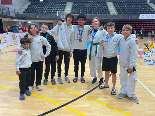 🥋 GRAN FIN DE SEMANA PARA EL CLUB DE TAEKWONDO ATHENEA DE CALP
El pasado 9 de mayo, el equipo calpino participó en la I Copa Presidente Joaquín Sanfeliu y en el Campeonato Autonómico Precadete y Máster celebrados en el Centro de Tecnificación de Vila-Real, consiguiendo un total de 7 medallas:

🥇 Lilia Rubyk
🥇 Abderraman Chikri
🥈 Joan Figueroa
🥈 Tymur Tkachenko
🥉 Unai Clemente
🥉 Bridget E.S.
🥉 Milan Harashchenko

También cabe destacar el gran papel de Georgy Grishin y Thiago González, que compitieron a gran nivel demostrando el espíritu de lucha y compañerismo del club 👏

Enhorabuena a todo el equipo, a las familias por su apoyo constante y a Nora Ruiz Alcázar y Carlos Ruiz por el gran trabajo realizado desde la esquina.

---
🥋 GRAN CAP DE SETMANA PER AL CLUB DE TAEKWONDO ATHENEA DE CALP
El passat 9 de maig, l’equip calpí va participar en la I Copa President Joaquín Sanfeliu i en el Campionat Autonòmic Precadet i Màster celebrats al Centre de Tecnificació de Vila-real, aconseguint un total de 7 medalles 🏅

🥇 Lilia Rubyk
🥇 Abderraman Chikri
🥈 Joan Figueroa
🥈 Tymur Tkachenko
🥉 Unai Clemente
🥉 Bridget E.S.
🥉 Milan Harashchenko

També cal destacar el gran paper de Georgy Grishin i Thiago González, que van competir a gran nivell demostrant l’esperit de lluita i companyonia del club 👏

Enhorabona a tot l’equip, a les famílies pel seu suport constant i a Nora Ruiz Alcázar i Carlos Ruiz pel gran treball des de la banqueta.

#Taekwondo #Calp #ClubAthenea #Esport #Deporte