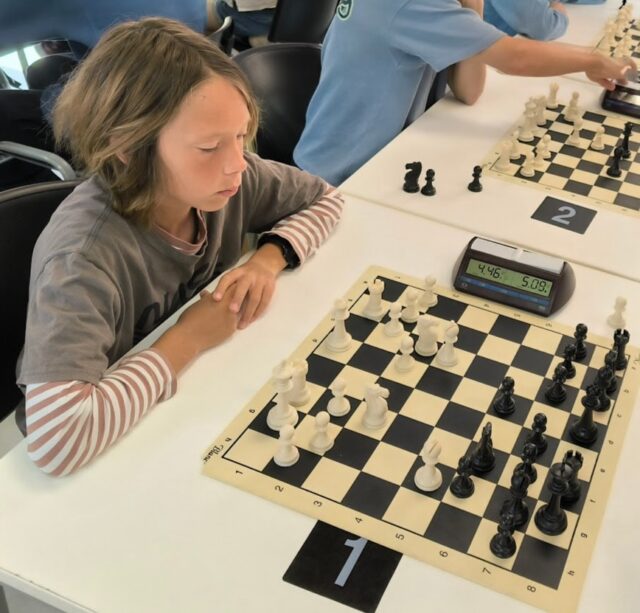 ♟️ MARK RYABINTSEV, CAMPEÓN EN CALP ♟️

Gran jornada de ajedrez la vivida este fin de semana en la quinta prueba del IX Circuit de la Marina Alta, donde el calpino se alzó con la victoria tras firmar un gran torneo. 👏🔥

El Club d’Escacs Calp volvió a demostrar un gran nivel competitivo en una cita que reunió a numerosos jugadores y jugadoras de toda la comarca, consolidando una vez más el crecimiento del ajedrez en la Marina Alta. ♟️💪

Enhorabuena a todas las personas participantes y a la organización por el gran ambiente vivido durante toda la jornada. 🙌

——
♟️ MARK RYABINTSEV, CAMPIÓ A CALP ♟️

Gran jornada d’escacs la viscuda este cap de setmana en la quinta prova del IX Circuit de la Marina Alta, on el calpí es va alçar amb la victòria després de firmar un gran torneig. 👏🔥

El Club d’Escacs Calp va tornar a demostrar un gran nivell competitiu en una cita que va reunir nombrosos jugadors i jugadores de tota la comarca, consolidant una vegada més el creixement dels escacs a la Marina Alta. ♟️💪

Enhorabona a totes les persones participants i a l’organització pel gran ambient viscut durant tota la jornada. 🙌

#Escacs #Ajedrez #Calp #MarinaAlta #ClubEscacsCalp