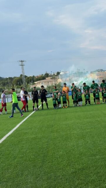 ⚽️ Todo se decidirá en la vuelta.

La UD Calpe empató 1-1 frente al Benicàssim en un partido muy igualado que deja la eliminatoria completamente abierta.

💚 El ascenso se decidirá el próximo domingo a las 18:00 h en el campo del Benicàssim.

👏 Gracias a toda la afición por el espectacular ambiente vivido en el Municipal.

⸻
⚽️ Tot es decidirà a la tornada.

La UD Calpe va empatar 1-1 davant el Benicàssim en un partit molt igualat que deixa l’eliminatòria completament oberta.

💚 L’ascens es decidirà diumenge que ve a les 18.00 h al camp del Benicàssim.

👏 Gràcies a tota l’afició pel magnífic ambient viscut al Municipal.