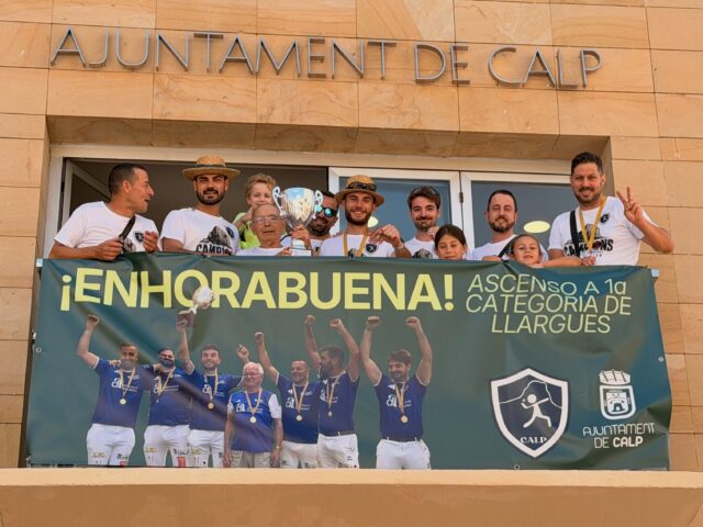 🎉🏆 EL CALP JA ÉS DE PRIMERA! 💚🤍
Ja és una realitat! El Club de Pilota Calp ha aconseguit l’ascens a Primera Categoria de Llargues, la màxima categoria d’aquesta modalitat de la pilota valenciana. Un èxit històric que és fruit del treball, l’esforç, el compromís i la passió de jugadors, tècnics, directiva i afició.
Des de l’Ajuntament de Calp volem felicitar de tot cor el club per aquesta fita tan especial i agrair a totes les persones que han acompanyat l’equip durant tota la temporada, especialment a l’afició que es va desplaçar fins a Mutxamel per animar-los.
Enhorabona, campions! Ara toca gaudir d’un ascens que ja forma part de la història de l’esport calpí. 💚
——
🎉🏆 ¡EL CALP YA ES DE PRIMERA! 💚🤍
¡Ya es una realidad! El Club de Pilota Calp ha logrado el ascenso a Primera Categoría de Llargues, la máxima categoría de esta modalidad de la pilota valenciana. Un éxito histórico que es el resultado del trabajo, el esfuerzo, el compromiso y la pasión de jugadores, cuerpo técnico, directiva y afición.
Desde el Ayuntamiento de Calp queremos felicitar de corazón al club por este logro tan especial y agradecer a todas las personas que han acompañado al equipo durante toda la temporada, especialmente a la afición que se desplazó hasta Mutxamel para animarlos.
¡Enhorabuena, campeones! Ahora toca disfrutar de un ascenso que ya forma parte de la historia del deporte calpino. 💚🤍