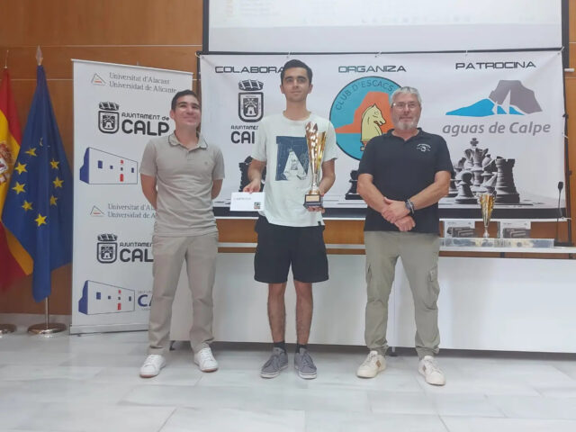 ♟️ Gran èxit del XVII Torneig d'Escacs Vila de Calp!
Calp ha tornat a convertir-se en un referent dels escacs amb una jornada espectacular que ha reunit desenes de jugadors i jugadores en una competició marcada pel gran nivell i el bon ambient.
🏆 El Mestre Internacional Diego Macías Pino es va proclamar campió després d'un brillant torneig, demostrant una vegada més el seu enorme talent sobre el tauler.
👏 Des de l'Ajuntament de Calp volem felicitar tots els participants, el Club d'Escacs Calp i totes les persones que han fet possible una nova edició d'un torneig que continua creixent any rere any.
Gràcies per omplir Calp d'escacs! ♟️💙
—
♟️ ¡Gran éxito del XVII Torneo de Ajedrez Vila de Calp!
Calp ha vuelto a convertirse en un referente del ajedrez con una magnífica jornada que ha reunido a decenas de jugadores y jugadoras en una competición marcada por el gran nivel y el excelente ambiente.
🏆 El Maestro Internacional Diego Macías Pino se proclamó campeón tras firmar un brillante torneo, demostrando una vez más su enorme calidad sobre el tablero.
👏 Desde el Ayuntamiento de Calp queremos felicitar a todos los participantes, al Club de Ajedrez Calp y a todas las personas que han hecho posible una nueva edición de un torneo que sigue creciendo año tras año.
¡Gracias por llenar Calp de ajedrez! ♟️💙