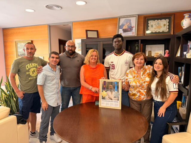 🤝 La alcaldessa de Calp, Ana Sala, el regidor d’Esports, Ximo Perles, i la regidora de Benestar Social, Itziar Doval, han rebut hui a l’Ajuntament a Amadou Juldeh Sowe, refugiat acollit per la Fundació CEPAIM que va arribar a Calp l’any 2024.
🥇 Amadou, nascut l’any 2006, ha aconseguit recentment una medalla d’or de Jiu Jitsu en el Campionat Internacional de l’AJP celebrat a La Nucia i una medalla de plata en un altre Campionat Internacional de l’AJP disputat a Barcelona, uns èxits que reconeixen el seu esforç, constància i dedicació.
👏 Des de l’Ajuntament de Calp li traslladem la nostra més sincera enhorabona i li desitgem molts més èxits, tant esportius com personals.
—
🤝 La alcaldesa de Calp, Ana Sala, el concejal de Deportes, Ximo Perles, y la concejala de Bienestar Social, Itziar Doval, han recibido hoy en el Ayuntamiento a Amadou Juldeh Sowe, refugiado acogido por la Fundación CEPAIM que llegó a Calp en 2024.
🥇 Amadou, nacido en 2006, ha logrado recientemente la medalla de oro de Jiu Jitsu en el Campeonato Internacional de la AJP celebrado en La Nucía y la medalla de plata en otro Campeonato Internacional de la AJP disputado en Barcelona, unos éxitos que reconocen su esfuerzo, constancia y dedicación.
👏 Desde el Ayuntamiento de Calp le trasladamos nuestra más sincera enhorabuena y le deseamos muchos más éxitos, tanto deportivos como personales.