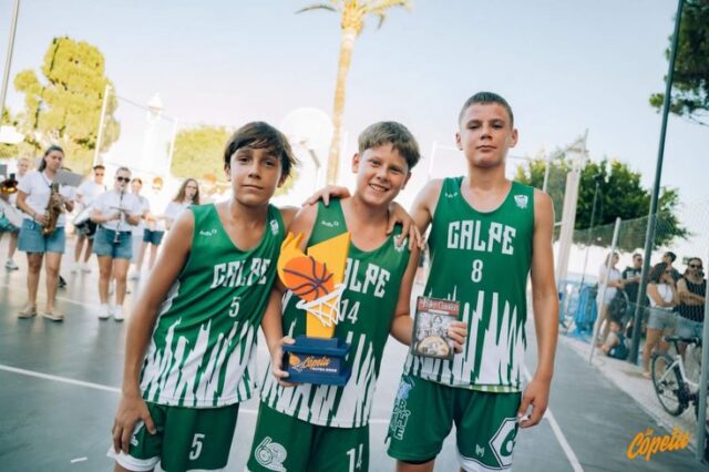 🏀 Calp continua deixant empremta allà on competeix!
Gran actuació dels equips calpins en la IV edició de La Copeta d’Altea, amb un magnífic balanç:
🥇 Campions en categoria aleví-infantil: Panathimankos, format per Georgi Videnov, Leo Vélez i Paco Avargues, després de completar un torneig impecable i alçar-se amb el títol.
🥈 Subcampions en categoria sènior: Los Ifacheros, integrat per Eloy Rodríguez, Iliya Kozyar, Lorena Serra, Luis Crespo i Pablo Ruiz, que van protagonitzar un gran campionat fins a arribar a la final.
Enhorabona a tots i totes per representar Calp amb tant de talent, esforç i esportivitat. Sou un orgull per al nostre municipi! 💚🏀
——
🏀 ¡Calp sigue dejando huella allá donde compite!
Gran actuación de los equipos calpinos en la IV edición de La Copeta de Altea, con un magnífico balance:
🥇 Campeones en categoría alevín-infantil: Panathimankos, formado por Georgi Videnov, Leo Vélez y Paco Avargues, tras completar un torneo impecable y levantar el título.
🥈 Subcampeones en categoría sénior: Los Ifacheros, integrado por Eloy Rodríguez, Iliya Kozyar, Lorena Serra, Luis Crespo y Pablo Ruiz, que protagonizaron un gran campeonato hasta alcanzar la final.
¡Enhorabuena a todos y todas por representar a Calp con tanto talento, esfuerzo y deportividad! ¡Sois un orgullo para nuestro municipio! 💚🏀