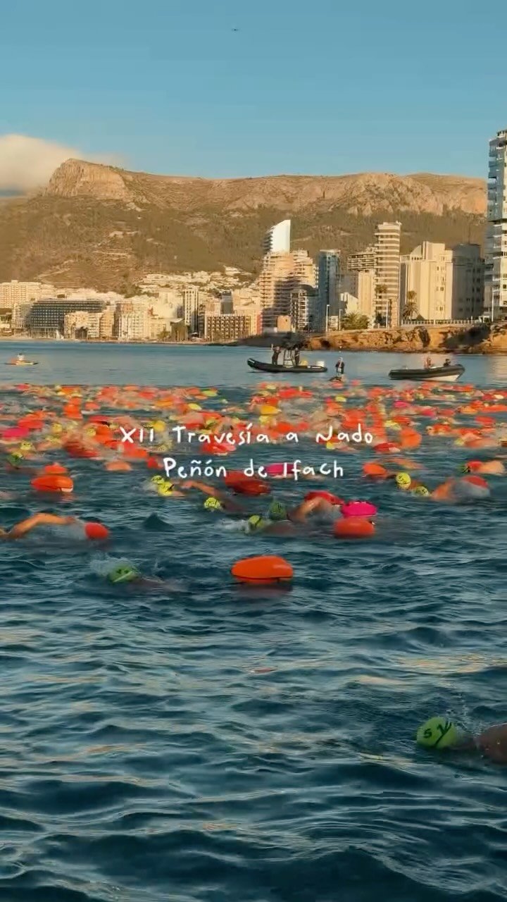 🌊🏊♂️ CALP, PROTAGONISTA DE LA NATACIÓ EN AIGÜES OBERTES!
La XII Travessia a Nado Vuelta al Penyal d’Ifac ha tornat a convertir Calp en l’epicentre de la natació en aigües obertes. 💙
🏊♀️ Prop de 1.000 nadadors i nadadores
📍 3.800 metres de recorregut
🏔️ Una volta al Penyal d’Ifac
🌊 Un entorn únic per a una prova espectacular
Un any més, esport, esforç i passió es donen cita en un dels escenaris més emblemàtics de Calp.
Gràcies a totes les persones que ho han fet possible i, sobretot, a tots els participants per formar part d’aquesta gran jornada esportiva! 👏💚
—
🌊🏊♂️ ¡CALP, PROTAGONISTA DE LA NATACIÓN EN AGUAS ABIERTAS!
La XII Travesía a Nado Vuelta al Peñón de Ifach ha vuelto a convertir Calp en el epicentro de la natación en aguas abiertas. 💙
🏊♀️ Cerca de 1.000 nadadores y nadadoras
📍 3.800 metros de recorrido
🏔️ Una vuelta al Peñón de Ifach
🌊 Un entorno único para una prueba espectacular
Un año más, deporte, esfuerzo y pasión se dan cita en uno de los escenarios más emblemáticos de Calp.
¡Gracias a todas las personas que lo han hecho posible y, sobre todo, a todos los participantes por formar parte de esta gran jornada deportiva! 👏💚