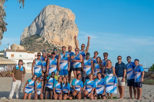 🏐🌊 El pasado sábado vivimos el I Torneo Internacional de Vóley Playa Villa de Calp 🌊🏐
Una jornada llena de deporte, competición y un ambiente espectacular en la playa de Calp. 💙
En esta primera edición participaron 32 equipos, que disfrutaron de una gran jornada de vóley playa y de una competición que repartió 1.000 € en premios entre los mejores clasificados. 🏆💶
Desde la Concejalía de Deportes queremos agradecer de corazón a todos los equipos y jugadores participantes, voluntarios, personal de la Concejalía, colaboradores y a todas las personas que hicieron posible este evento.
Gracias por vuestra implicación, vuestro trabajo y por ayudar a convertir esta primera edición en una realidad. 🤝
Nos quedamos con una experiencia fantástica y, sobre todo, con muchas ganas de seguir creciendo. Ya ponemos la mirada en 2027 para volver a disfrutar del vóley playa en Calp. 🔜🏐
¡Gracias a todos y todas! Nos vemos en 2027! 💙
⸻
🏐🌊 Dissabte passat vam viure el I Torneig Internacional de Vòlei Platja Villa de Calp 🌊🏐
Una jornada plena d’esport, competició i un ambient espectacular a la platja de Calp. 💙
En aquesta primera edició van participar 32 equips, que van gaudir d’una gran jornada de vòlei platja i d’una competició que va repartir 1.000 € en premis entre els millors classificats. 🏆💶
Des de la Regidoria d’Esports volem agrair de tot cor a tots els equips i jugadors participants, voluntaris, personal de la Regidoria, col·laboradors i a totes les persones que van fer possible aquest esdeveniment.
Gràcies per la vostra implicació, el vostre treball i per ajudar a convertir aquesta primera edició en una realitat. 🤝
Ens quedem amb una experiència fantàstica i, sobretot, amb moltes ganes de continuar creixent. Ja posem la mirada en 2027 per tornar a gaudir del vòlei platja a Calp. 🔜🏐
Gràcies a tots i totes! Ens veiem en 2027! 💙
Imágenes: @arnoldmike0com