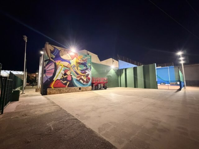 💡 ¡Más luz en la Ciutat Esportiva de Calp!
El Ayuntamiento de Calp, a través de la Concejalía de Deportes, la Brigada de Electricidad y el personal propio, continúa mejorando la iluminación de las instalaciones deportivas.
⚽️ Se han renovado las luminarias del campo de fútbol del Esplai Parc (antiguo Benítez), del frontenis y de los vestuarios del Esplai Parc, Pabellón Ifac y piscina.
🏋️♂️ También se ha instalado iluminación en el nuevo gimnasio exterior, nuevos focos en los pasos oscuros de la zona del mural y nuevos puntos de luz en el parking y en la zona del bar del campo de fútbol.
🌳 En las próximas semanas se realizará la poda del arbolado del campo del Esplai Park para mejorar la visibilidad. Y antes de que termine el año, se renovará también la iluminación del campo de fútbol 8-anexo.
Seguimos invirtiendo para unas instalaciones más seguras y funcionales. 💚
----
💡 Més llum a la Ciutat Esportiva de Calp!
L’Ajuntament de Calp, a través de la Regidoria d’Esports, la Brigada d’Electricitat i el personal propi, continua millorant la il·luminació de les instal·lacions esportives.
⚽️ S’han renovat les luminàries del camp de futbol de l’Esplai Parc (antic Benítez), del frontenis i dels vestuaris de l’Esplai Parc, Pavelló Ifac i piscina.
🏋️♂️ També s’ha instal·lat il·luminació al nou gimnàs exterior, nous focos en els passos foscos de la zona del mural i nous punts de llum al pàrquing i a la zona del bar del camp de futbol.
🌳 En les pròximes setmanes es realitzarà la poda de l’arbrat del camp de l’Esplai Park per millorar la visibilitat. I abans que acabe l’any, es renovarà també la il·luminació del camp de futbol 8- annex.
Seguim invertint per unes instal·lacions més segures i funcionals. 💚