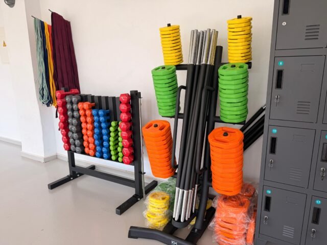 🏋️‍♀️ Més de 18.500 € en nou material esportiu per a Calp!

L’Ajuntament de Calp, a través de la Regidoria d’Esports, ha invertit més de 18.500 € per millorar les activitats dirigides i ampliar l’oferta esportiva municipal.

📍 La Sala Multi s’ha equipat amb sets de BodyPump, steps, peses, manuelles, kettlebells, material de Pilates, ioga, gomes i molt més.

🤸‍♂️ També hem incorporat material propi per a Multiesport, 2 noves porteries, 1 tapís de gimnàstica rítmica i 2 noves cistelles per a la Pista Roja, que s’instal·laran amb la nova pista.

Seguim invertint per oferir més i millors recursos per a l’esport a Calp. 💚

---

🏋️‍♀️ ¡Más de 18.500 € en nuevo material deportivo para Calp!

El Ayuntamiento de Calp, a través de la Concejalía de Deportes, ha invertido más de 18.500 € para mejorar las actividades dirigidas y ampliar la oferta deportiva municipal.

📍 La Sala Multi se ha equipado con sets de BodyPump, steps, pesas, mancuernas, kettlebells, material de Pilates, yoga, gomas y mucho más.

🤸‍♂️ También hemos incorporado material propio para Multideporte, 2 nuevas porterías, 1 tapiz de gimnasia rítmica y 2 nuevas canastas para la Pista Roja, que se instalarán con la nueva pista.

Seguimos invirtiendo para ofrecer más y mejores recursos para el deporte en Calp. 💚