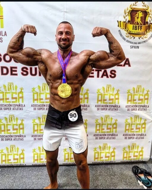 🏆 ISMAEL RODRÍGUEZ, CAMPEÓN DE ESPAÑA Y SUBCAMPEÓN DEL MUNDO

Calp vuelve a estar presente en lo más alto del deporte gracias a Ismael Rodríguez, vecino de Calp desde hace 8 años, que ha conseguido un doblete espectacular en la categoría Men’s Physique.

💪 Campeón de España hace apenas unas semanas en Petrer.
🌍 Subcampeón del mundo en el campeonato celebrado en Koper (Eslovenia).

Un logro todavía más especial teniendo en cuenta que esta temporada Ismael ha dado el salto a la categoría Men’s Physique, después de más de 20 años dedicados al culturismo.

👏 ¡Enhorabuena, Ismael! El nombre de Calp vuelve a subir al podio internacional. 💚

---
🏆 ISMAEL RODRÍGUEZ, CAMPION D’ESPANYA I SUBCAMPION DEL MÓN

Calp torna a estar present en el més alt de l’esport gràcies a Ismael Rodríguez, veí de Calp des de fa 8 anys, que ha aconseguit un doblet espectacular en la categoria Men’s Physique.

💪 Campió d’Espanya fa només unes setmanes a Petrer.
🌍 Subcampió del món en el campionat celebrat a Koper (Eslovènia).

Un èxit encara més especial tenint en compte que aquesta temporada Ismael ha fet el salt a la categoria Men’s Physique, després de més de 20 anys dedicats al culturisme.

Hores d’entrenament, esforç, disciplina i sacrifici que hui es tradueixen en una medalla de plata mundial.

👏 Enhorabona, Ismael! El nom de Calp torna a pujar al podi internacional. 💚