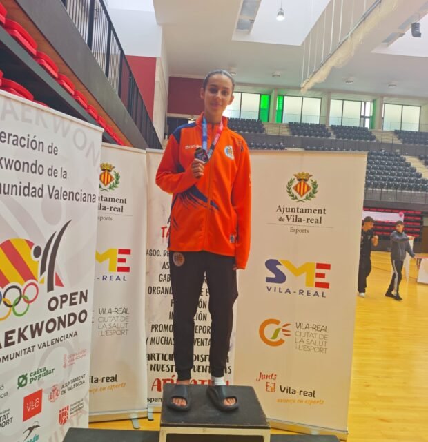 🥋🏆 Lilia Mobtil, doble campeona y orgullo de Calp

¡El talento deportivo calpino sigue sumando éxitos! 💙

Lilia Mobtil, taekwondista calpina federada por el Club Taekwondo y Hapkido Finestrat, ha conseguido dos grandes victorias este mes de octubre.

🥇 El pasado 10 de octubre se proclamó campeona en la categoría júnior femenina de -49 kg en el Open de la Comunidad Valenciana, ganando sus cuatro combates.

🥇 Este sábado volvió a subir a lo más alto del podio en el Open Internacional de Ciudad de Vila-real, donde, representando a la Selección Valenciana de Taekwondo, ganó sus tres combates y se proclamó campeona.

👏 Desde el Ayuntamiento de Calp queremos felicitar a Lilia por estos magníficos resultados, fruto de su esfuerzo, constancia y dedicación, y por representar a nuestro municipio al más alto nivel.

💙 ¡Enhorabuena, Lilia!

—
🥋🏆 Lilia Mobtil, doble campiona i orgull de Calp

El talent esportiu calpí continua sumant èxits! 💙

Lilia Mobtil, taekwondista calpina federada pel Club Taekwondo i Hapkido Finestrat, ha aconseguit dues grans victòries este mes d’octubre.

🥇 El passat 10 d’octubre es va proclamar campiona en la categoria júnior femenina de -49 kg en l’Open de la Comunitat Valenciana, guanyant els seus quatre combats.

🥇 Este dissabte va tornar a pujar al més alt del podi en l’Open Internacional de Ciutat de Vila-real, on, representant la Selecció Valenciana de Taekwondo, va guanyar els seus tres combats i es va proclamar campiona.

👏 Des de l’Ajuntament de Calp volem felicitar Lilia per estos magnífics resultats, fruit del seu esforç, constància i dedicació, i per representar el nostre municipi al més alt nivell.

💙 Enhorabona, Lilia!